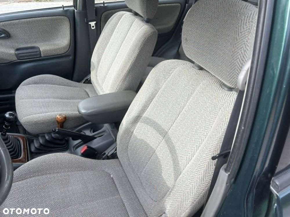 Suzuki Grand Vitara 2.5 V6 - 21