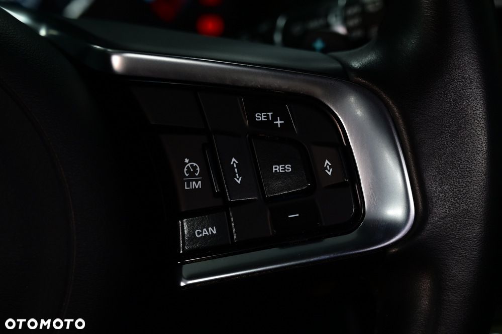 Jaguar F-Pace 2.0 i4D AWD R-Sport - 29