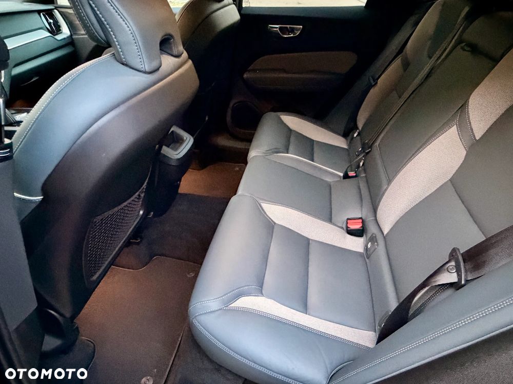 Volvo XC 60 B4 D AWD Plus Dark - 23