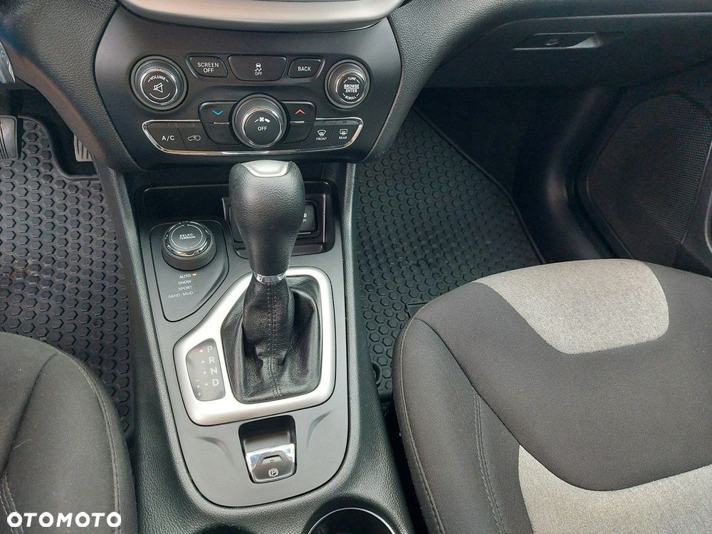 Jeep Cherokee - 19