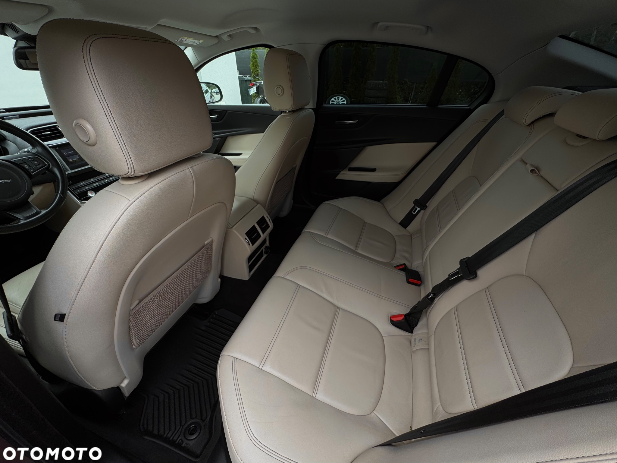 Jaguar XE 2.0 D Prestige - 33