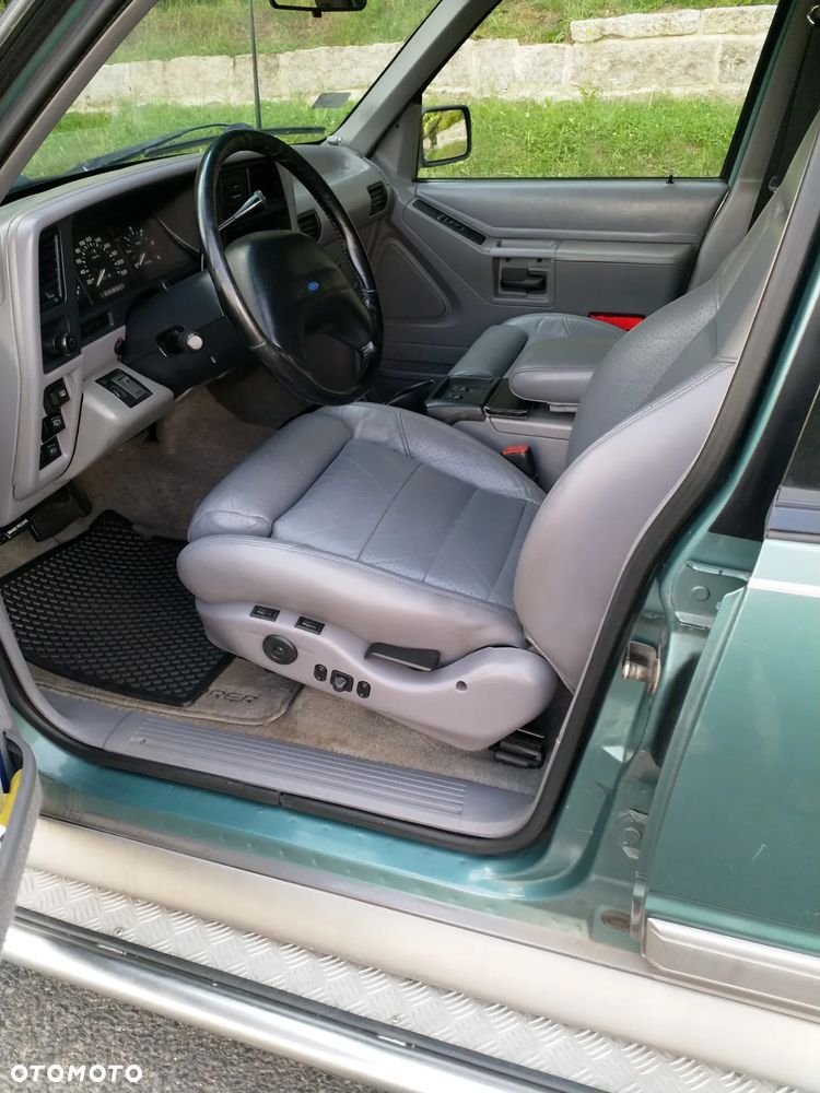 Ford Explorer Standard - 2