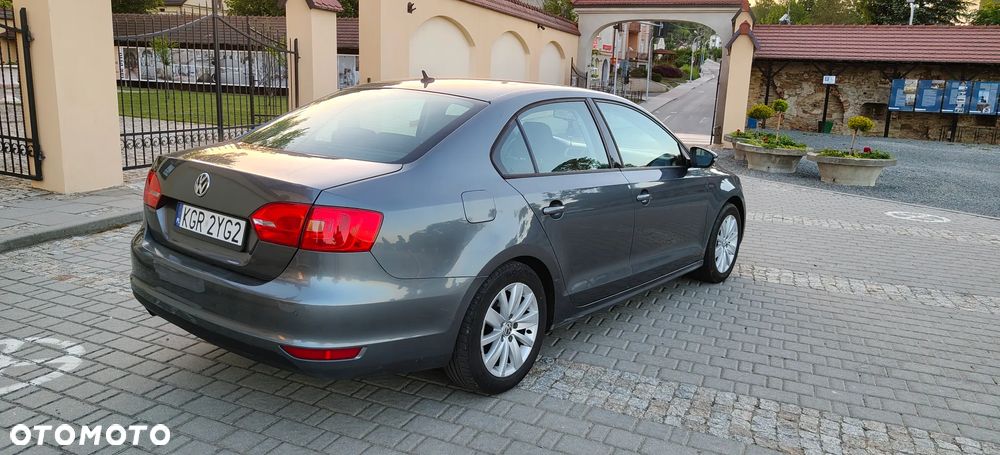 Volkswagen Jetta 1.6 TDI Blue Motion Technology Trendline - 6