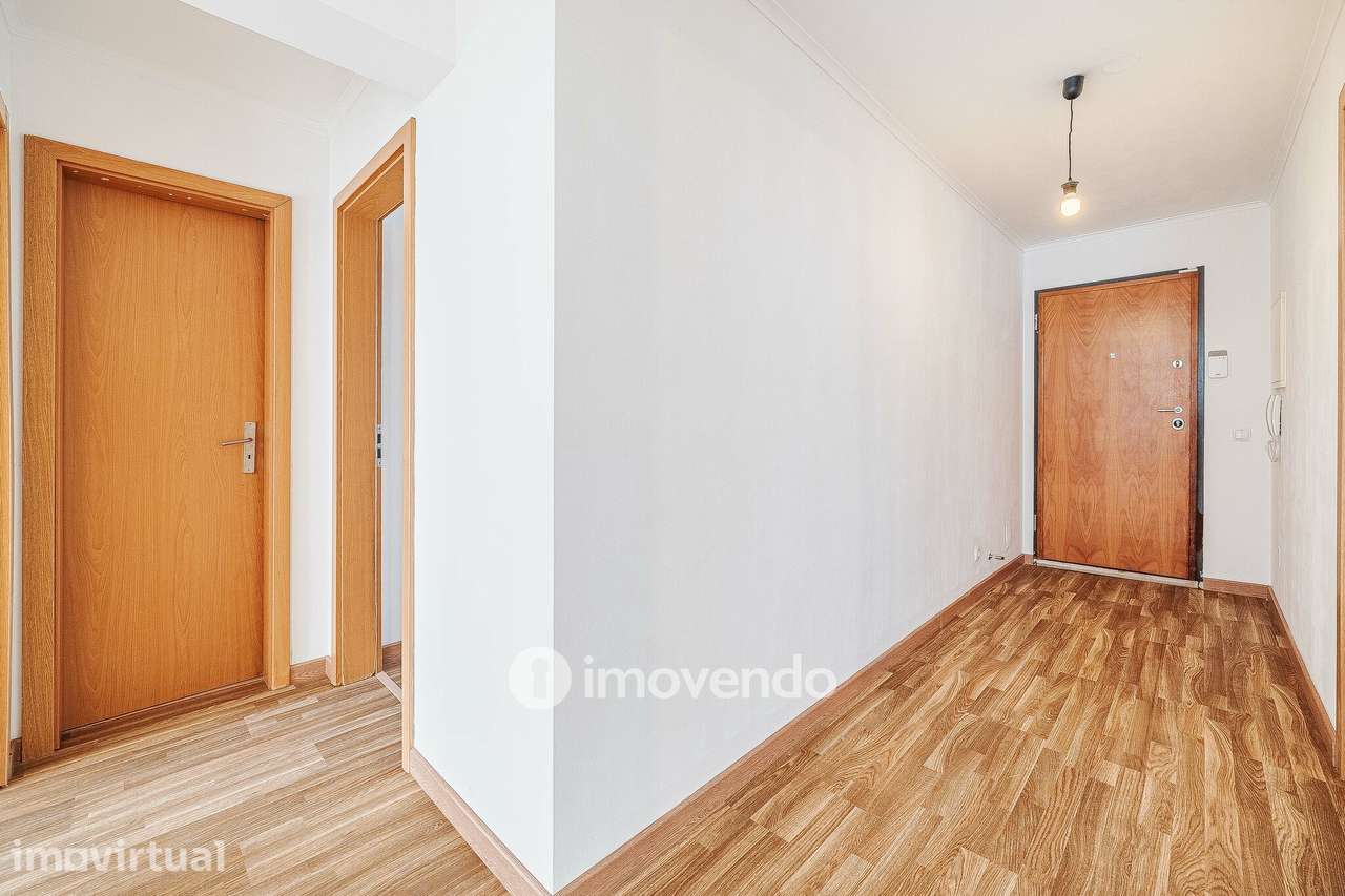 Apartamento T2 com cozinha equipada e estacionamento, na Ameixoeira - Grande imagem: 5/38