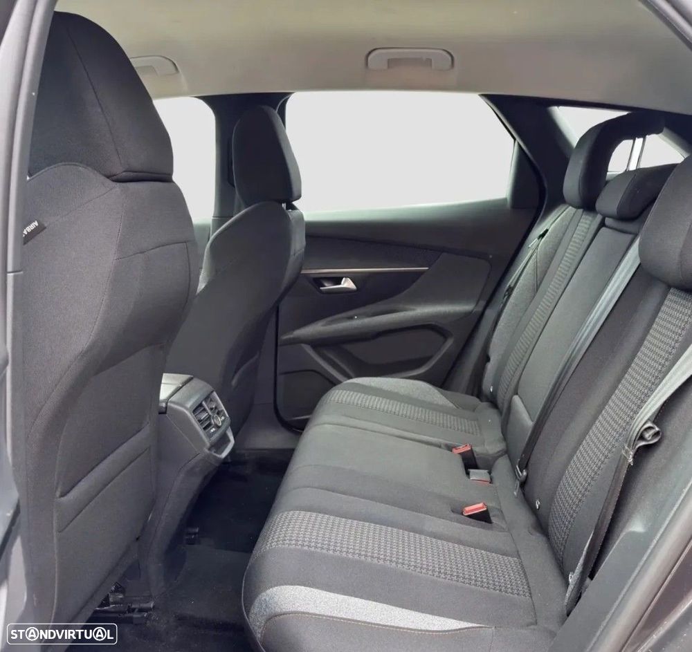 Peugeot 3008 PureTech 130 Stop & Start GPF EAT8 Active Pack — fotografia 13