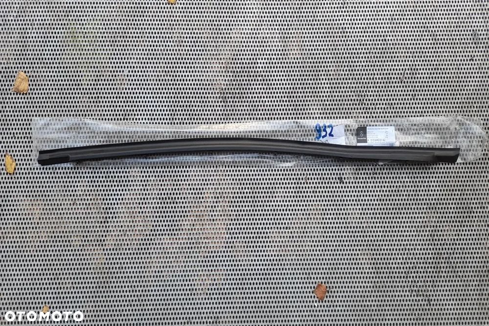 Mercedes W213 E Listwa Zgarniająca Uszczelka Drzwi Lewa Przód - 1