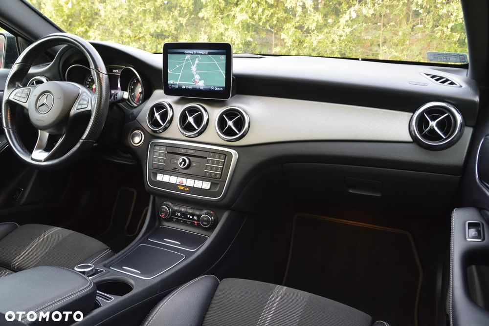 Mercedes-Benz GLA 200 7G-DCT AMG Line - 34