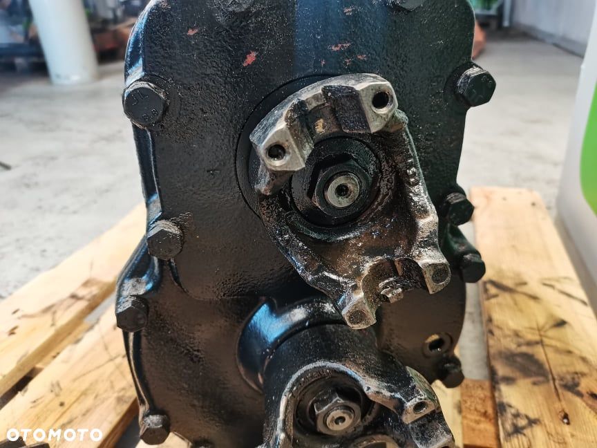 Środek mostu New Holland LM 435 {Spicer 11X31} - 10