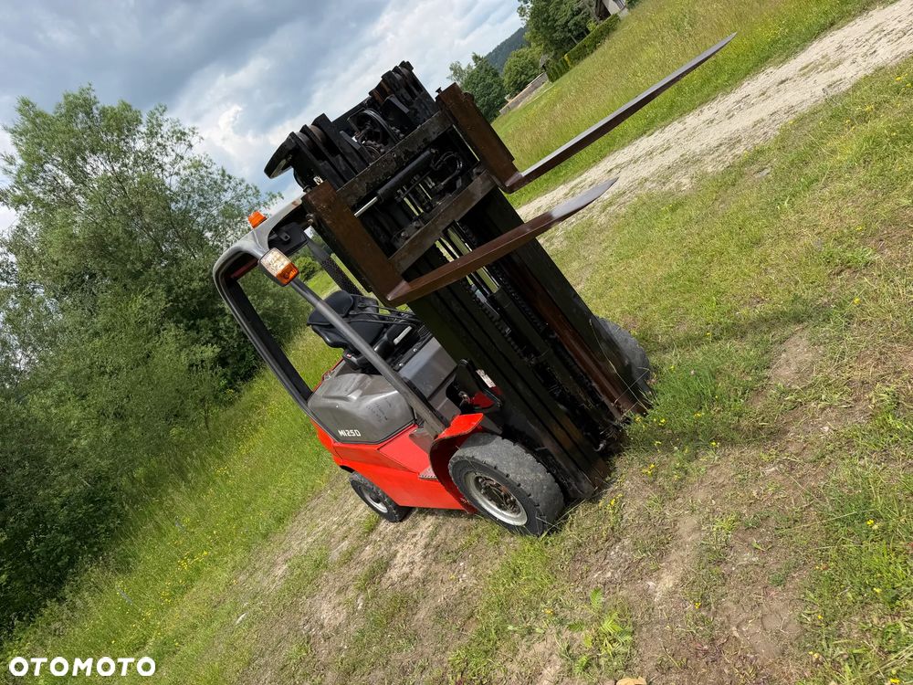 Manitou MI25D Wózek Widłowy 2,5 tony. Posuw Hydrauliczny. tylko 2500mtg. Maszt triplex. Wolny skok! Wysokość Podnoszenia 5 metrów. Jak nowy z Salonu. Pochodzi z Norweskiego Gospodarstwa! Aktualne przeglądy DEKRA i serwisy!  Silnik Yanmar. Małe gabarety bardzo zwrotna maszyna! Zero luzów wycieków i zniszczeń. OKAZJA. Pełny ORYGINAŁ! Rok Prod. 2014. Oświetlenie. OKAZJA - 2