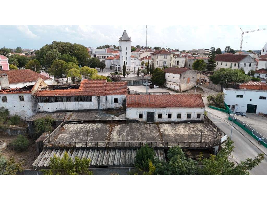 Projeto Imobiliário no Centro de Alcanena | 3.640 m² com Elevado Po...