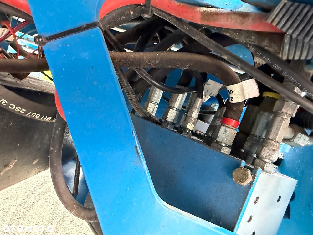 Genie GS-4047. Zwyżka Platforma Nożycowa 14 metrów wysokość robocza. Podnośnik przywieziony z Norwegii praktycznie zerowe zużycie. Pracował w urzędzie komunalnym 1 raz w roku okres świąteczny! Udzwig 380 kg. Rozsuwany Balkon. Sterowanie góra dół. Akumlatory w świetnej kondycji z 2024 roku. Wielka Okazja! - 23