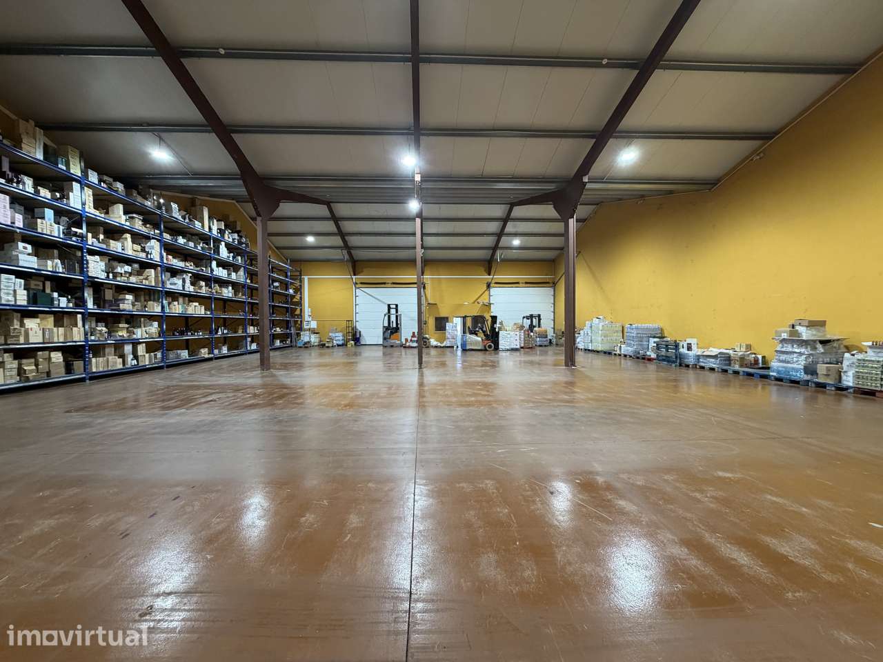 Armazém com 1.300 m² de área total junto ao Palácio do Gelo - Grande imagem: 5/7