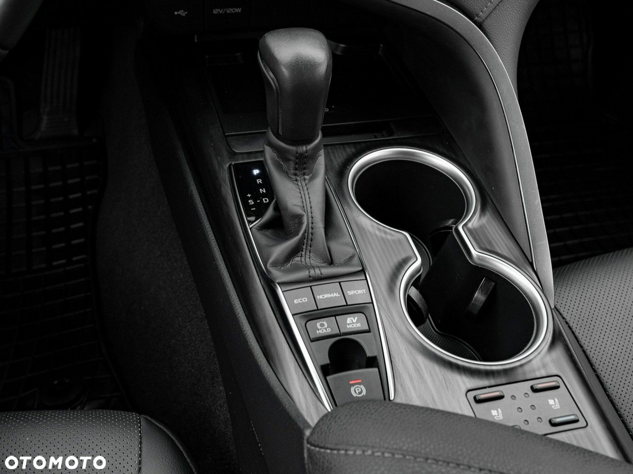 Toyota Camry 2.5 Hybrid Executive CVT - 23