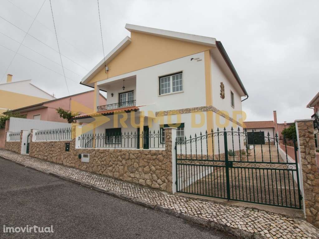 Moradia T3 com Anexo e Terreno de 600 m² na Abrigada - Grande imagem: 2/28