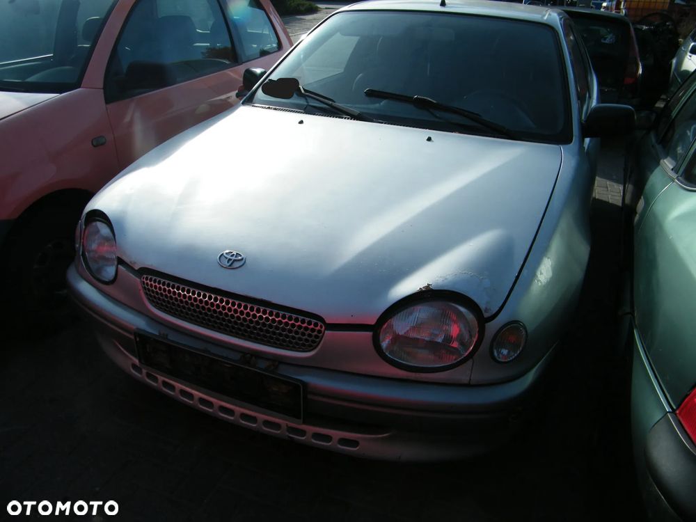 Toyota Corolla VIIII E11 (97-99r.) 1.3B 85KM.Silnik 4E-FE Skrzynia C150 Lakier 199. Cały na części GWARANCJA !!!!  Przód Tył Zestaw Komplet Drzwi Klapa Zderzak Błotnik Maska Grill Atrapa Szyba Pas Lampa Lusterko Boczki Fotel Kanapa Kokpit Deska Rozdzielcza Przełącznik Włącznik Sterownik Przewody Wiązka Instalacja Moduł Komputer Czujnik Listwa Pompa Alternator Wtryski Głowica Rozrusznik Kompresor Sprzęgło Dwumas Silnik Skrzynia ABS Klimatyzacji Paliwa Wspomagania Kolektor Turbina Przepustnica Zawór Chłodnica Koło Hak Belka Sanki Zawieszenie Mcpherson Półoś Amortyzator Wydech Tłumik Zacisk Most - 3