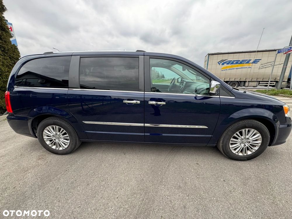 Chrysler Town & Country - 3