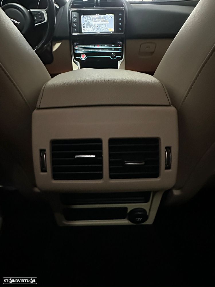 Jaguar XE 2.0 D Prestige Aut. - 13