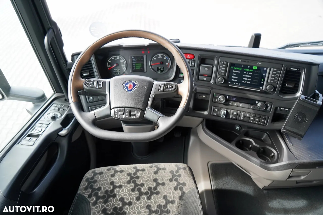 Scania R 450 / MEGA / 6x2 / CORTINĂ - 8,2 m / SOLO / PUNTE RIDICATĂ / PODEA REZISTENTĂ / NAVI / - 29