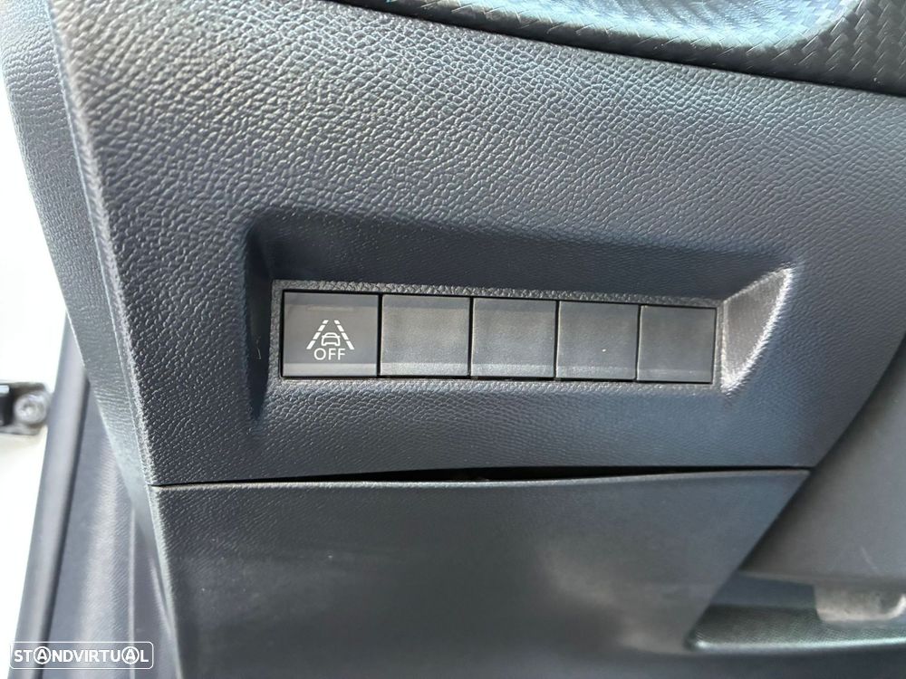 Peugeot 208 - 13