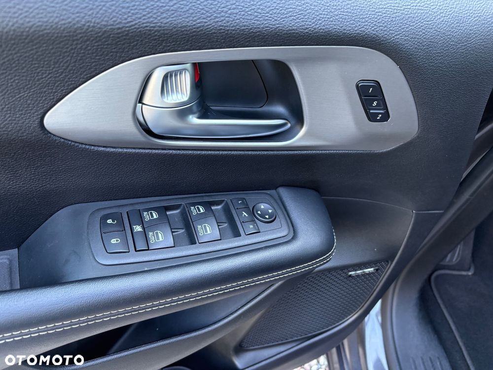 Chrysler Pacifica - 12