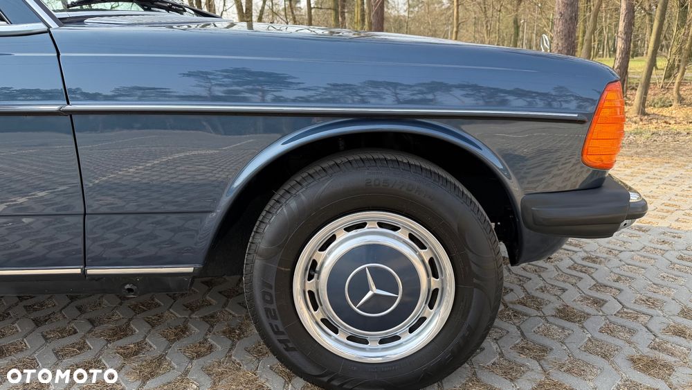 Mercedes-Benz W123 - 12