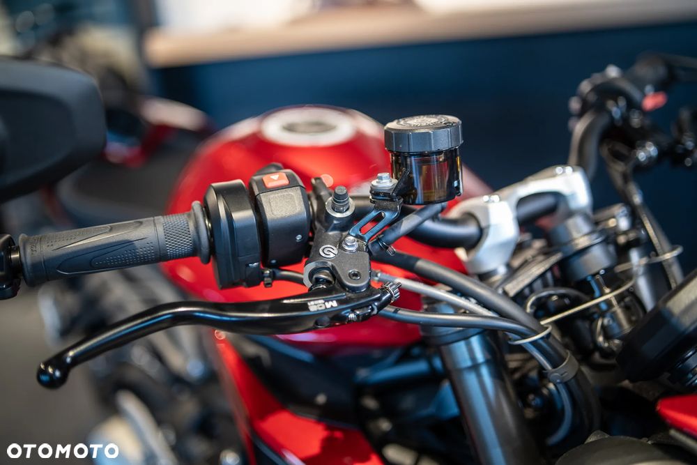 Triumph Street Triple - 22