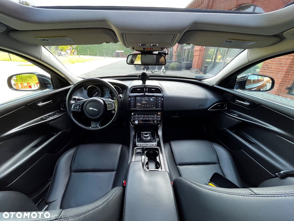 Jaguar XE 25t Prestige - 32