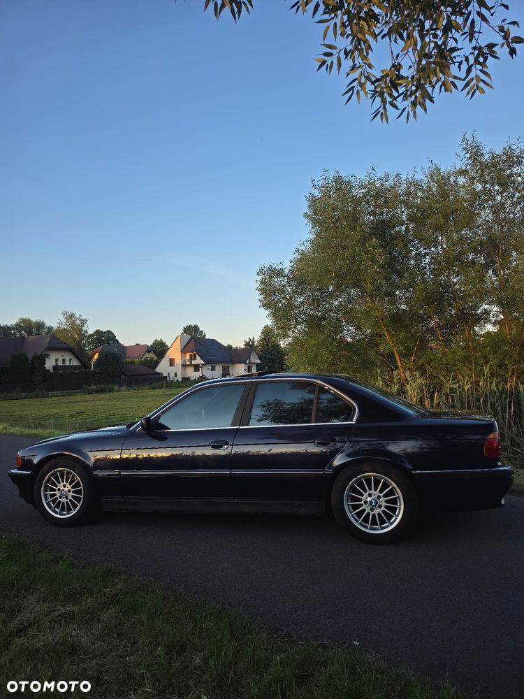 BMW Seria 7 740i - 5
