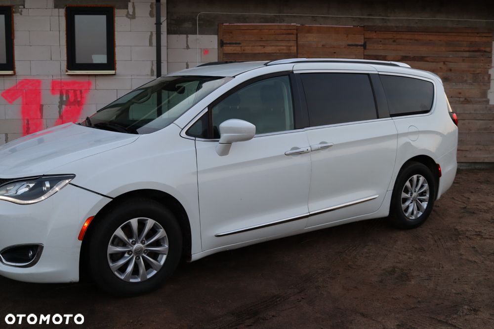 Chrysler Pacifica - 5