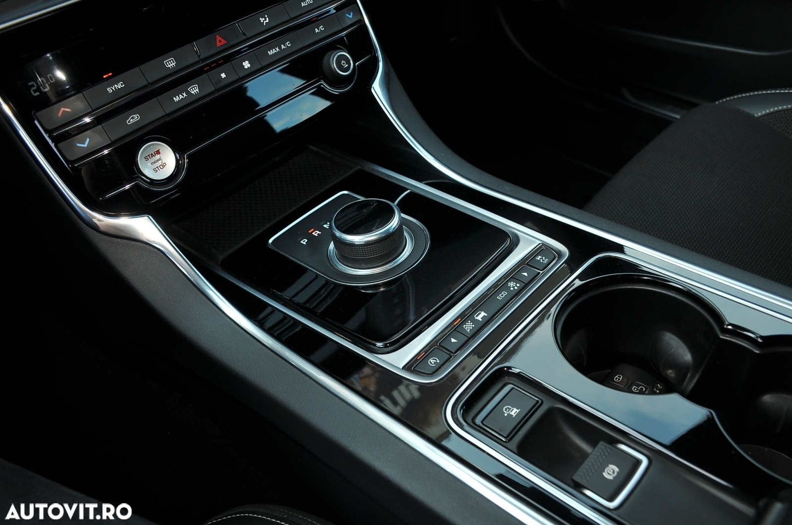 Jaguar XE 2.0 AWD R-Sport - 15