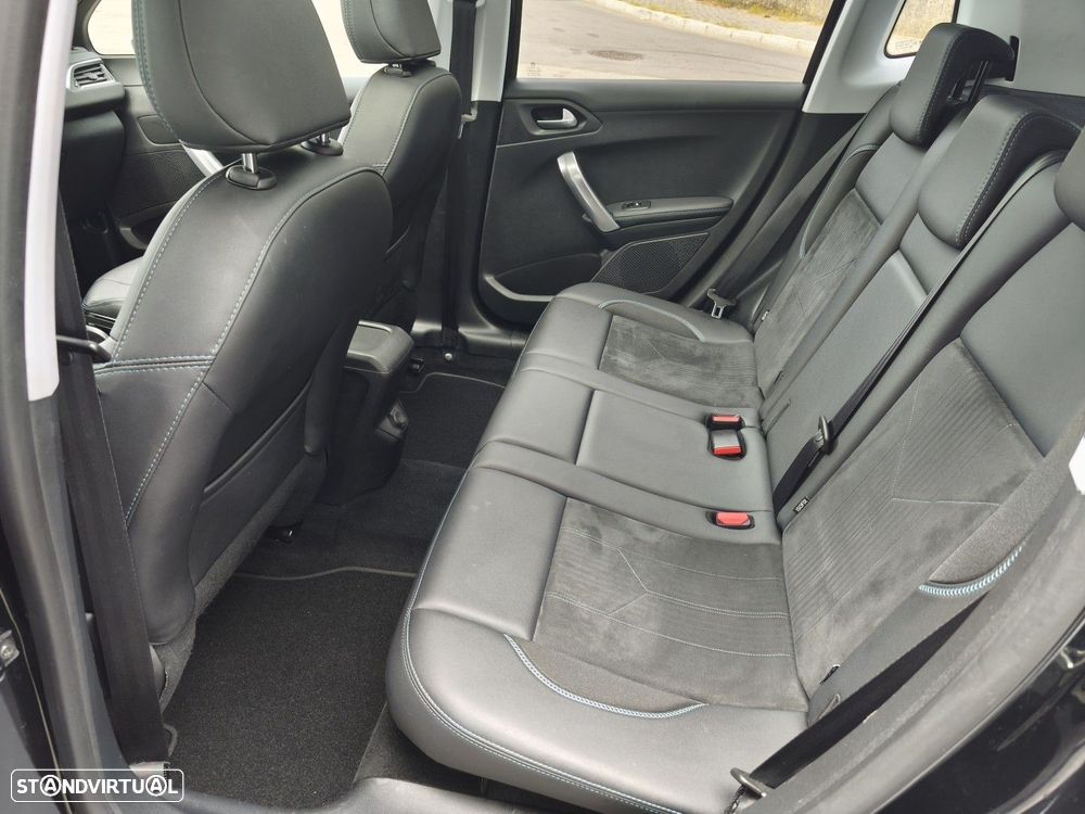 Peugeot 2008 1.2 PureTech Allure EAT6 - 31