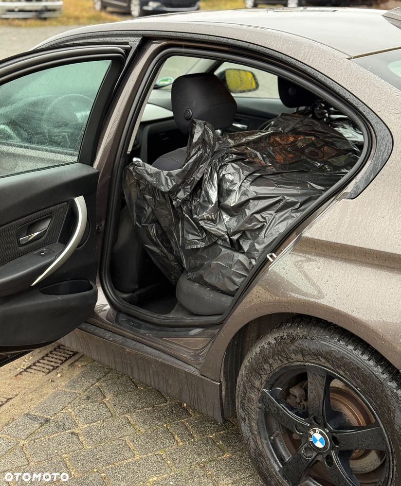 BMW Seria 3 320i xDrive - 24