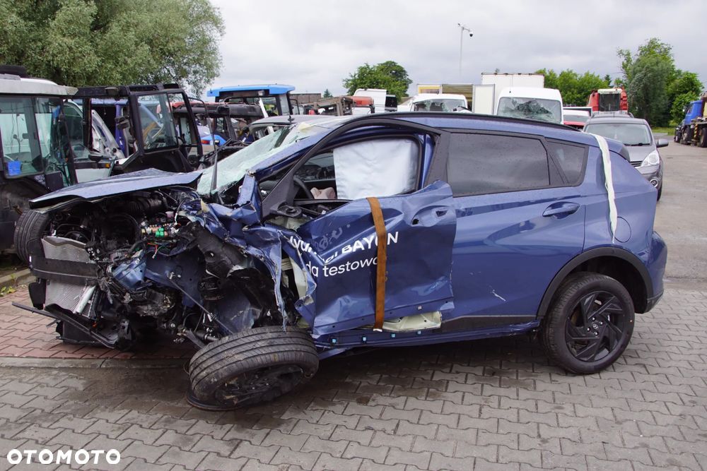 Auto na części - Hyundai Bayon Lift 1.0 T-GDI 90 KM G3LE D7GF1 UC3 2026R Silnik Skrzynia Drzwi Błotnik Klapa Zderzak Lampa Lusterko Klamka Szyba Deska Kokpit Sterownik Moduł Czujnik Licznik Wyświetlacz Panel Kierownica - 2