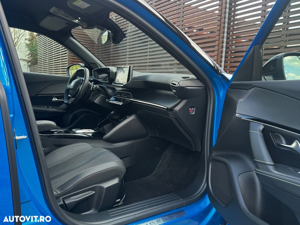 Peugeot 2008 PureTech 130 EAT8 GT - 24