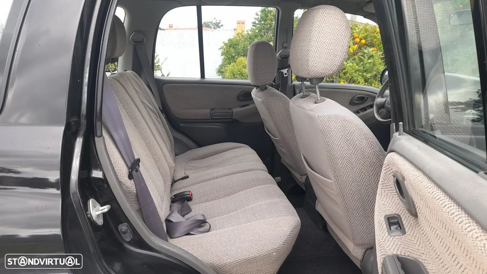 Suzuki Grand Vitara Metal Top 2.0 L - 32