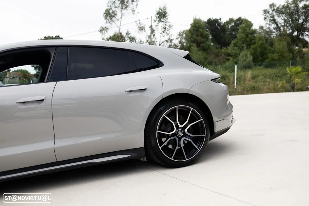 Porsche Taycan Sport Turismo - 12