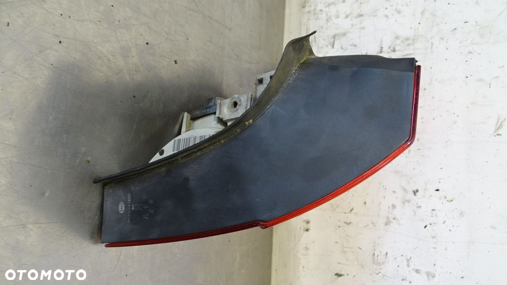 LAMPA PRAWA TYLNA AUDI A4 B6 2.0 - 2
