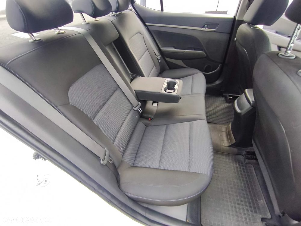 Hyundai Elantra 1.6 Comfort - 18