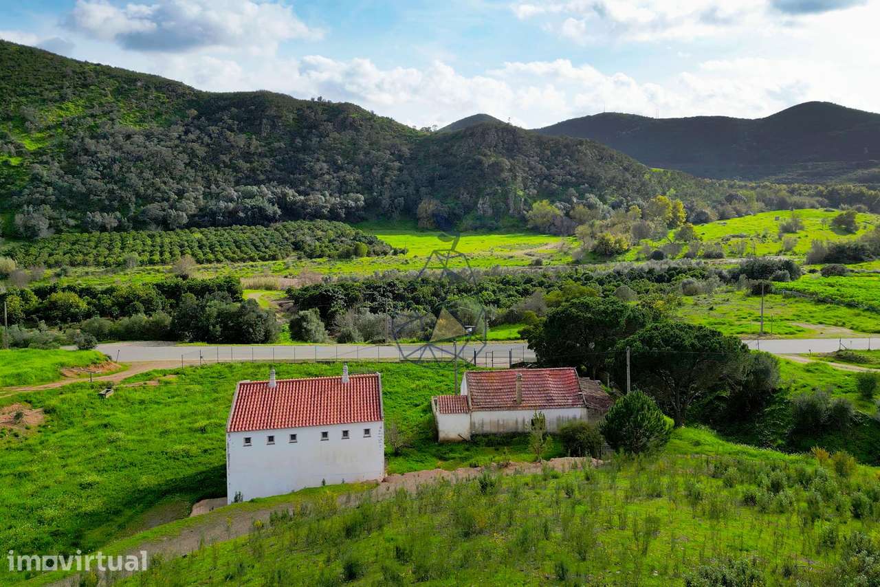 Terreno de 143 250  m2  com casa, armazém e  ruinas para venda em Lara - Grande imagem: 2/19