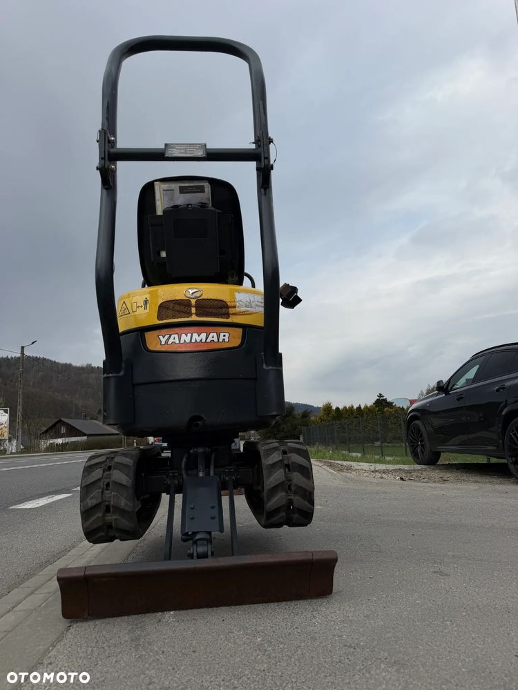 Yanmar SV08-1AS Japońska Minikoparka Koparka 1,1 tony. Maszyna jak Nowa. 2017rok. Pochodzi z Norweskiego Gospodarstwa Ogrodniczego! 2 łyżki. Rozsuwane Podwozie. Dokumentacja. Dodatkowe sekscje Hydrauliczne na młot lub wiertnice. Ani deka luzów czy wycieków. Szybkozłącze. Oryginalne łyżki Steelwrist! Skrętne ramię. OKAZJA Zadbana Maszyna! Bardzo oszczędny silnik Yanmar. Mocne pompy Hydrauliczne!! - 35