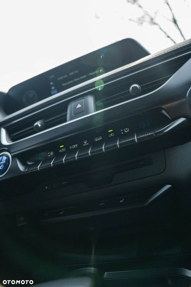 Lexus UX 250h GPF F Impression 2WD - 29