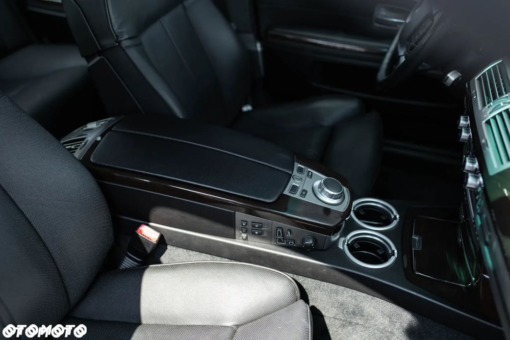 BMW Seria 7 750i - 28