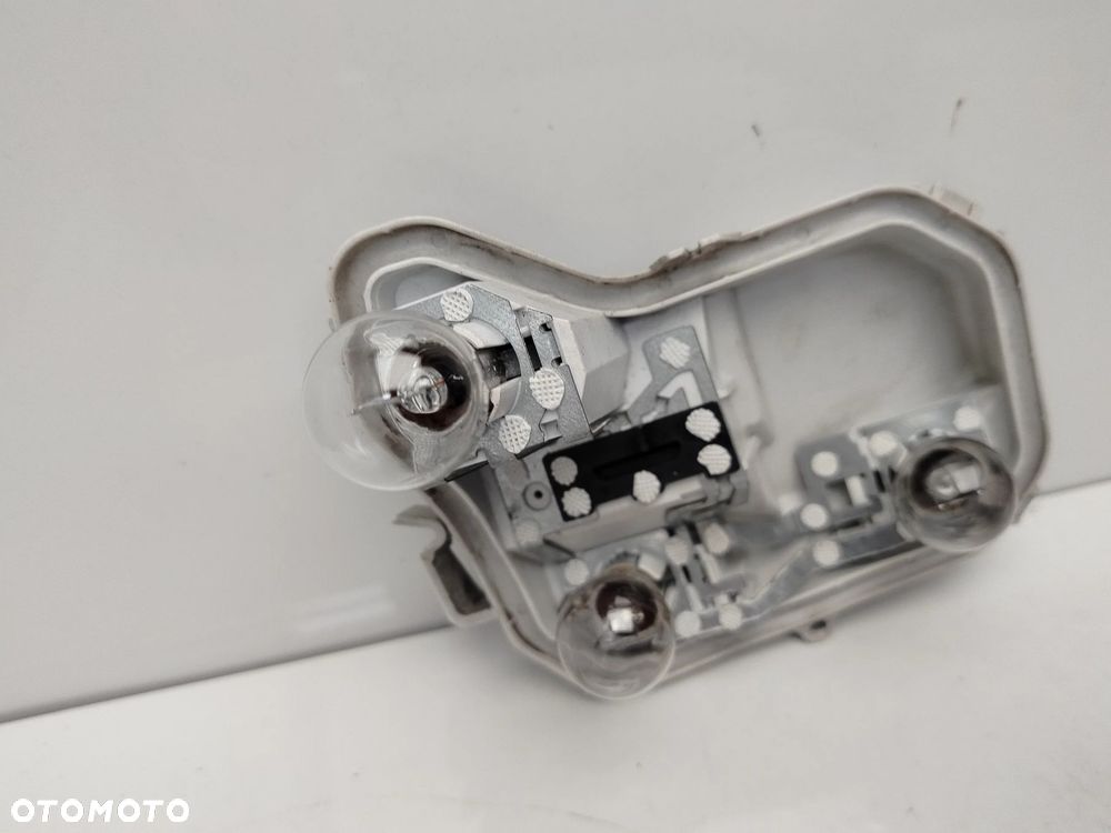 AUDI A4 B7 KOMBI WKŁAD GNIAZDO LAMPY PRAWY TYŁ 484062R - 4