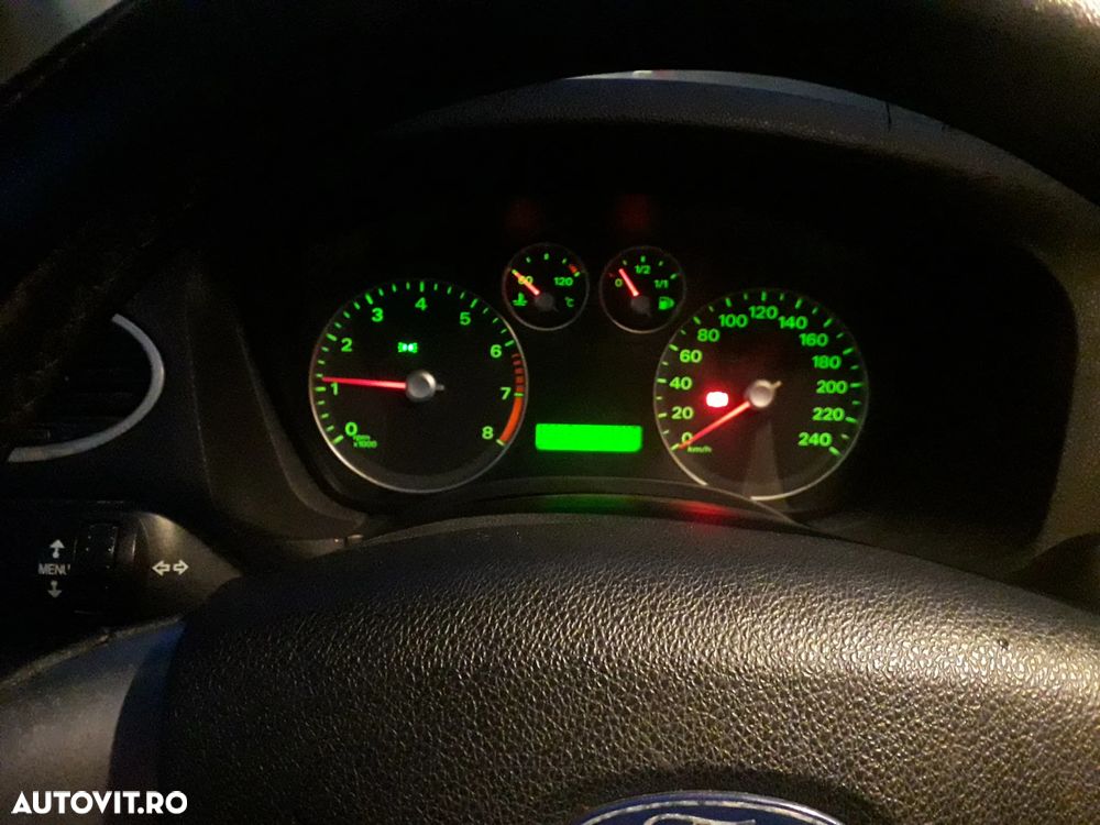 Ford Focus Ghia - 11