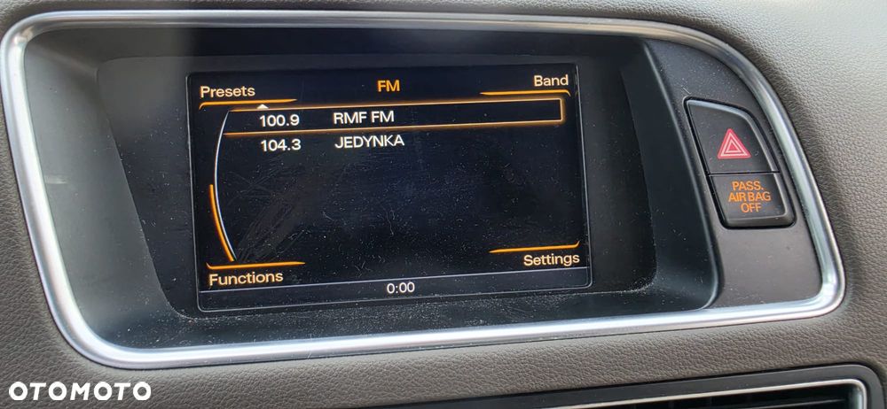 Audi Q5 8R EKRAN WYŚWIETLACZ MONITOR MMI NAWIGACJI 8R0919604A  JEDNOSTKA STACJA MULTIMEDIA MMI HARMAN 8R1035746D  TUNER RADIA MMI  4G0035082G  STEROWNIK KAMERY COFANIA 8R0907441A  STELAŻ MODULÓW 8R0035209B - 19