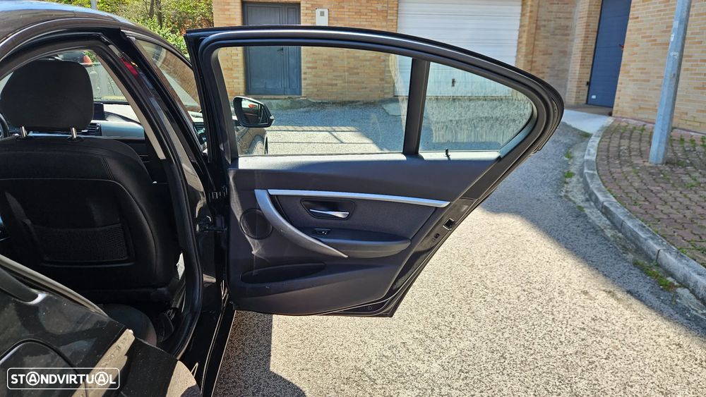 BMW 320 i Aut. Sport Line - 33