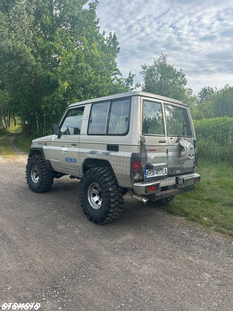 Toyota Land Cruiser - 4