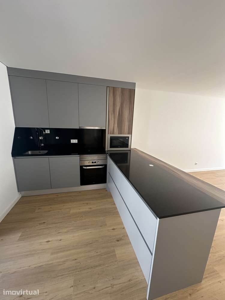 Apartamento T2 com jardim e 2 lugares de estacionamento em Almada - Grande imagem: 3/15
