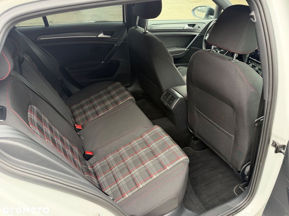 Volkswagen Golf - 11