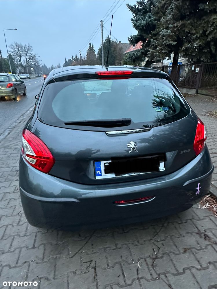 Peugeot 208 - 8